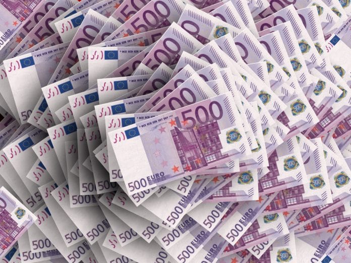 stack-of-500-euro-banknotes-696×522