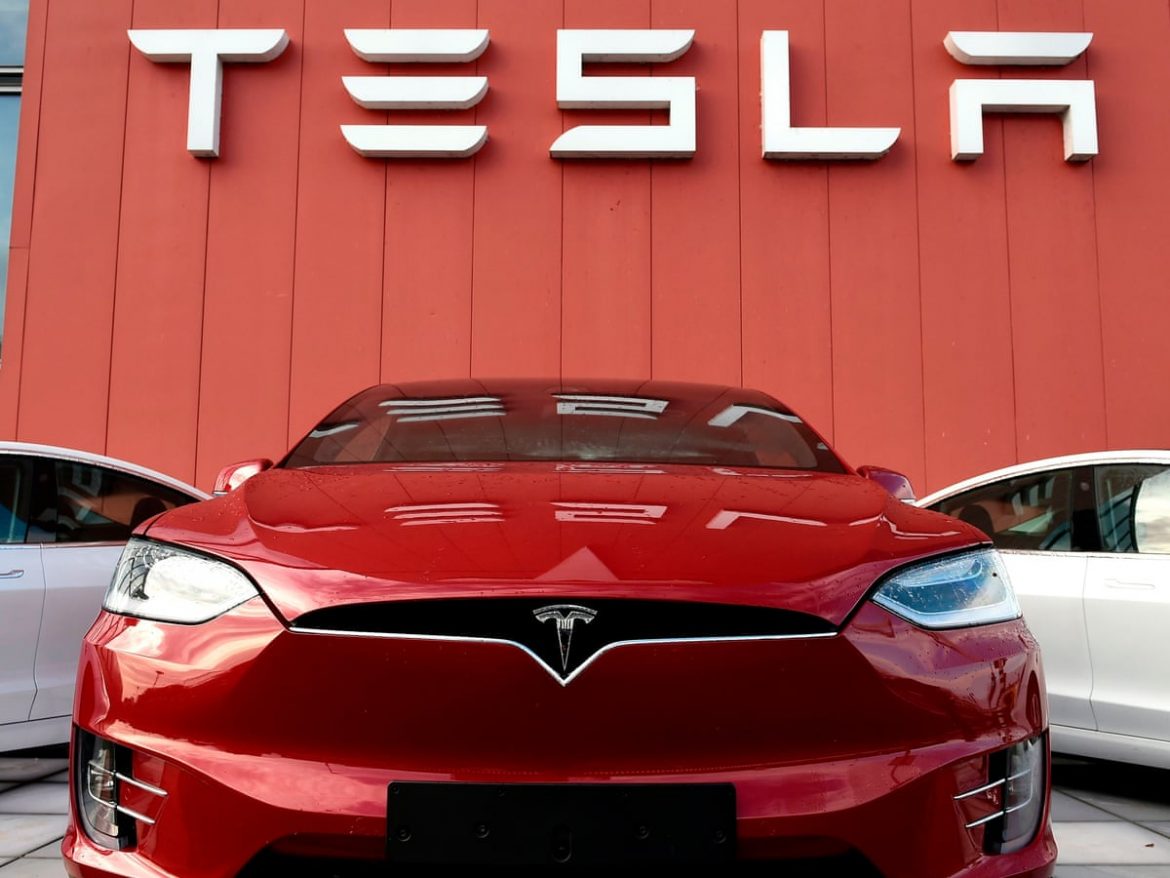 Tesla-a-stabilit-un-nou-record-numarul-de-masini-produse-si-livrate-este-impresionant