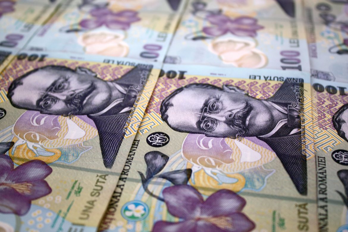 4885230 – lots of 100 lei bills.