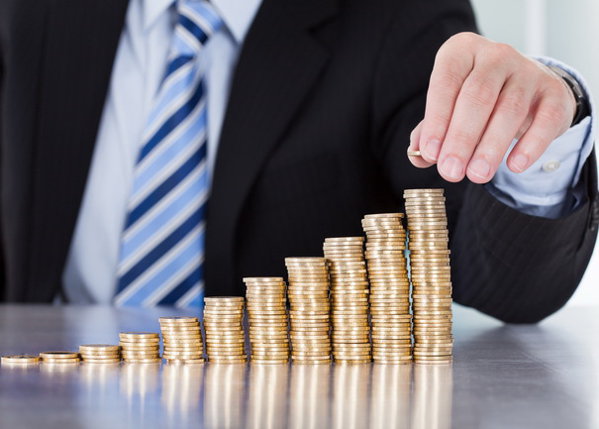 Grafic in crestere facut din monezi